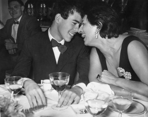 Anna Magnani con il figlio Luca, 23 ottobre 1956 (AP Photo)