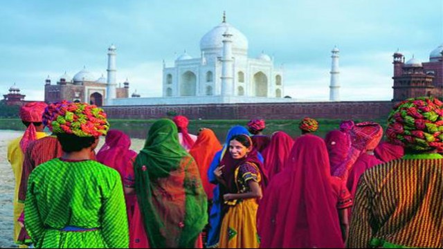 Donne indiane davanti ai Taj Mahal
