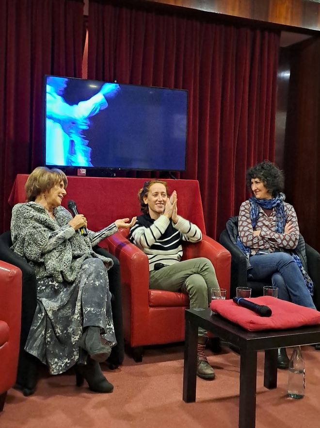 Teatro Carcano di Milano, conferenza stampa del 29 novembre 2023. Da sinistra, l'attrice Lella Costa, la regista Serena Sinigaglia, la responsabile dei progetti sociali della compagnia ATIR Nadia Fulco.